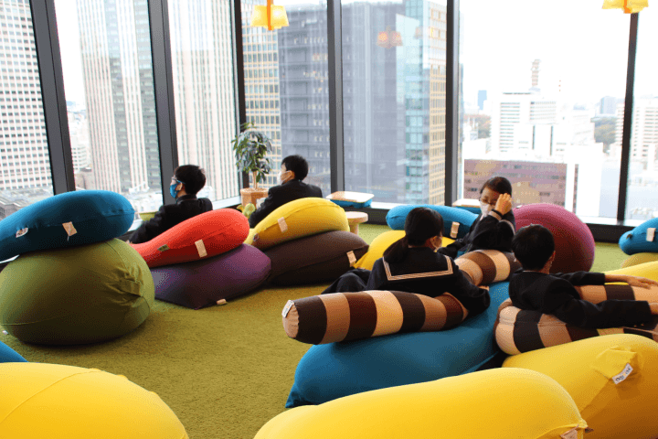 くつろぐ中学生たち